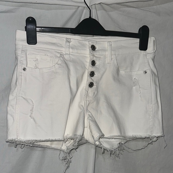 Old Navy Pants - white Old Navy boyfriend mid rise denim shorts size 8